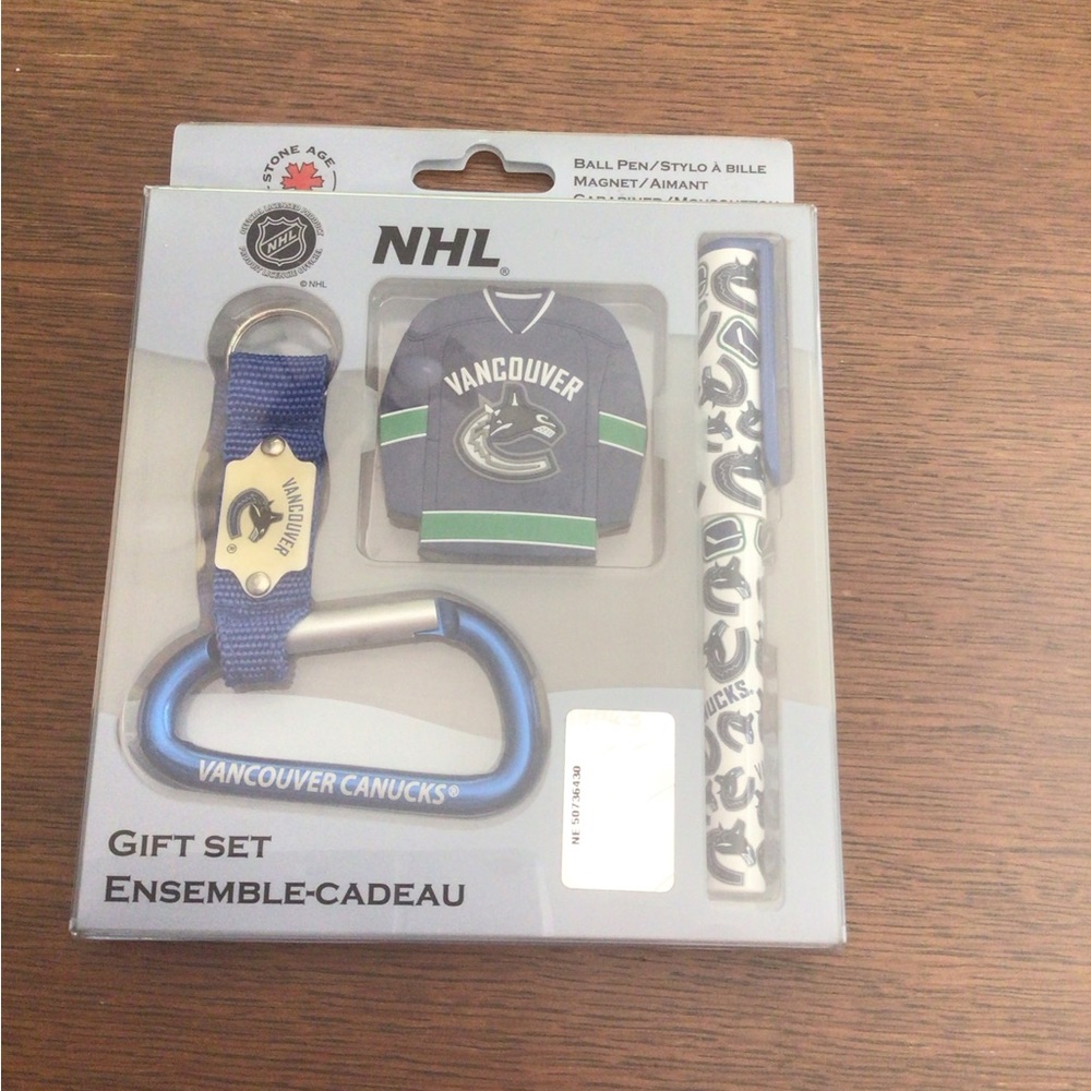 NHL Vancouver Canucks Keychain, Pen & Magnet Gift Set